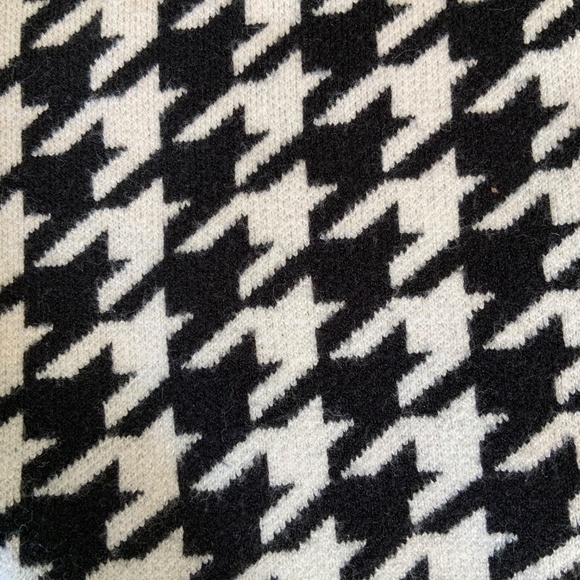 LIKE NEW! Houndstooth Black and White Sweater Cropped Size Medium - Picture 5 of 7